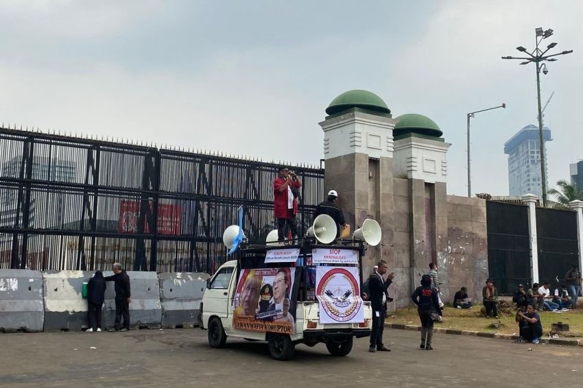 BEM UI Demo Kawal Tuntutan Rakyat, Brimob-TNI Jaga Gerbang Belakang Gedung DPR