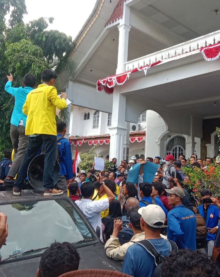 Ratusan Mahasiswa Unjuk Rasa di Kantor DPRD Asahan