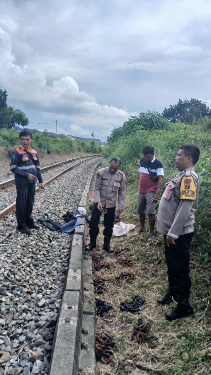 KAI Sumut Tangkap Pencuri Penambat Rel di Siantar, Polsuska Diparang