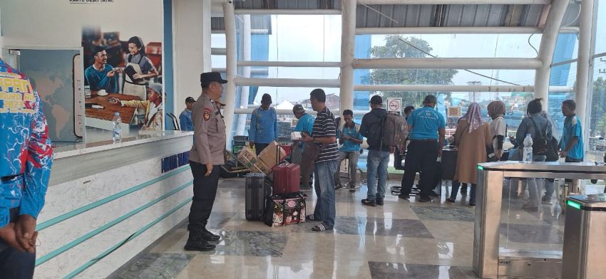 Personil Polres Tanjungbalai Lakukan Pengamanan Penumpang di Pelabuhan Teluk Nibung