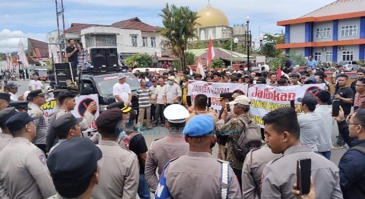 Massa Geruduk Kantor DPRD Tapteng Tuntut Anggota DPRD Bekerja untuk Rakyat