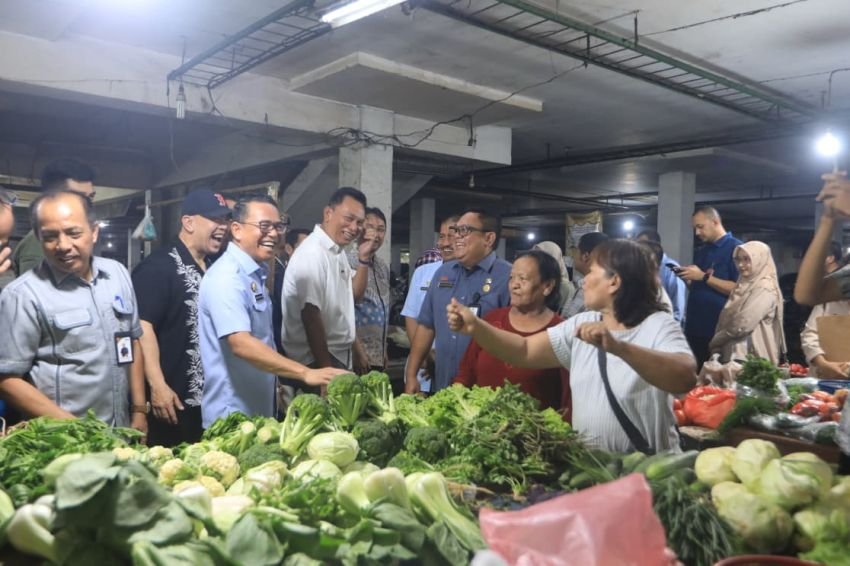 Pantau Harga, Zakiyuddin Harahap Tinjau Pasar Petisah dan Pusat Pasar