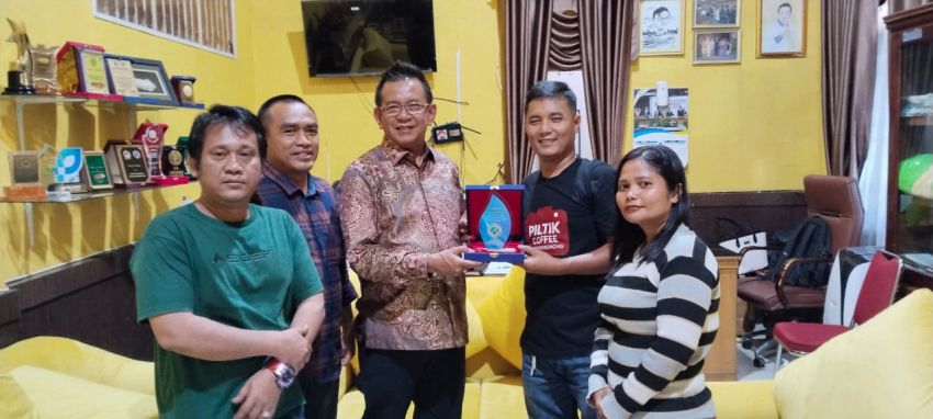 IWO Sumut Berikan Cendramata Tokoh Publik ke Jamil Zeb Tumori