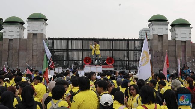 Ratusan Mahasiswa Gelar Aksi “Rakyat Tagih Janji” di Depan DPR
