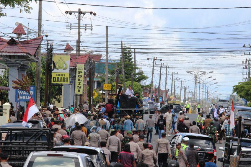 Ratusan Warga Demo Tuntut Bertemu Ketua DPRD Dairi