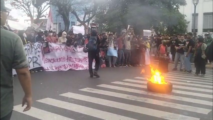 Pendemo Sempat Bakar Ban di Depan Gedung Bank Mandiri