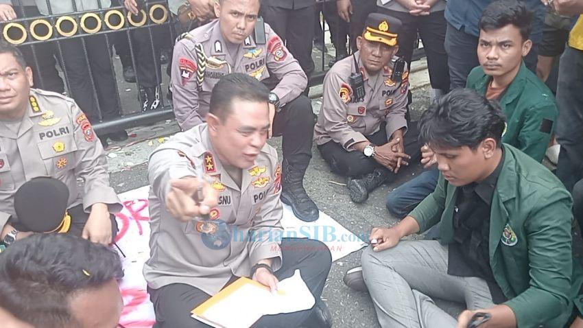 Kapolda Sumut Temui Massa Mahasiswa, Tanggapi Tuntutan dengan Duduk Bersama