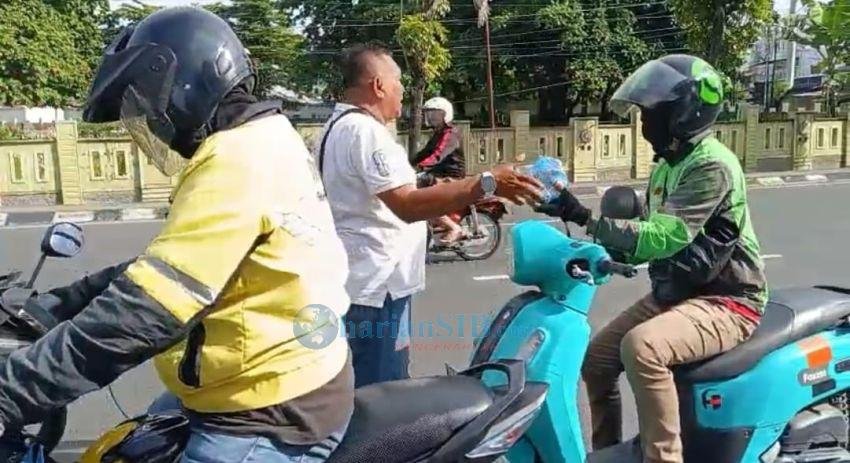 Aksi Solidaritas, Kelurahan Silalas Pemko Medan Bagikan Makanan Untuk Pengemudi Ojol