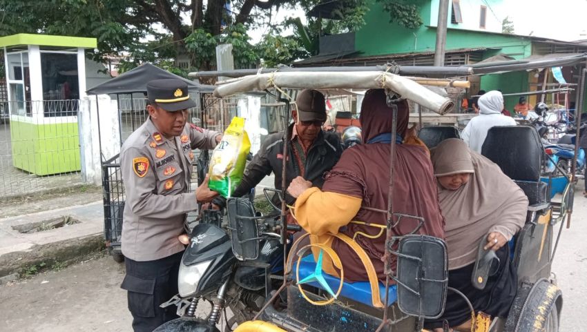 Polsek TBU Salurkan 1000 Karung Beras dan 600 Bungkus Minyak Goreng