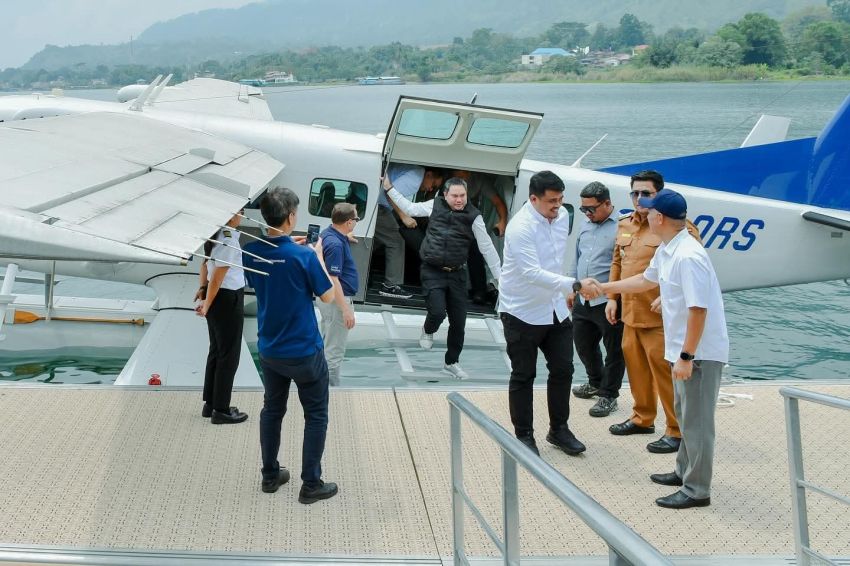 Bobby Nasution Coba Sensasi Mendarat dengan Pesawat Amfibi di Danau Toba