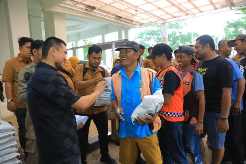 300 Penarik Becak dan Lainnya Terima Tali Asih di Halaman Rumdis Bupati Labura