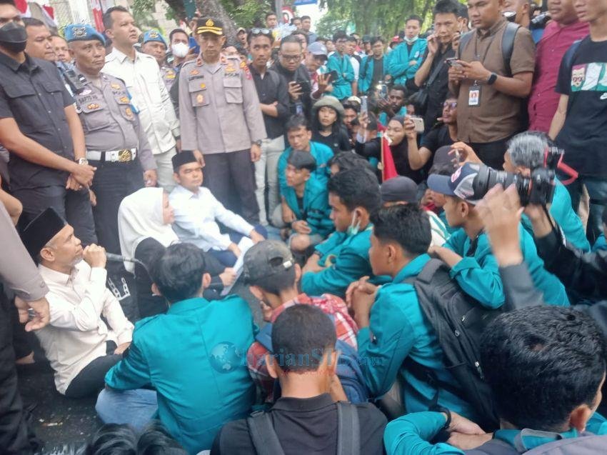 Wakil Ketua DPRD Medan Duduk di Tanah Tampung Aspirasi Massa GMKI