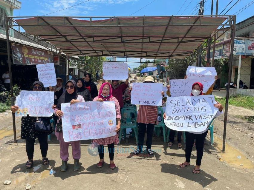 Warga Blokir Jalan Perintis Kemerdekaan di Galang Kota