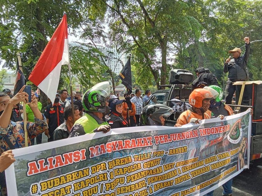 Puluhan Massa Pendemo Datangi Gedung DPRD Sumut