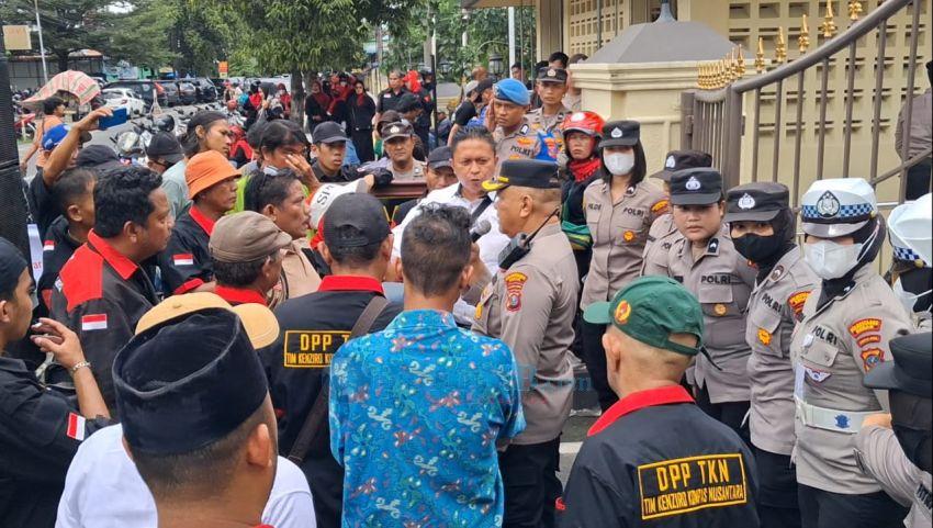 Unras di Depan Polrestabes Medan, LSM TKN Kompas Nusantara Tuntut Oknum Penyidik Diberi Sanksi