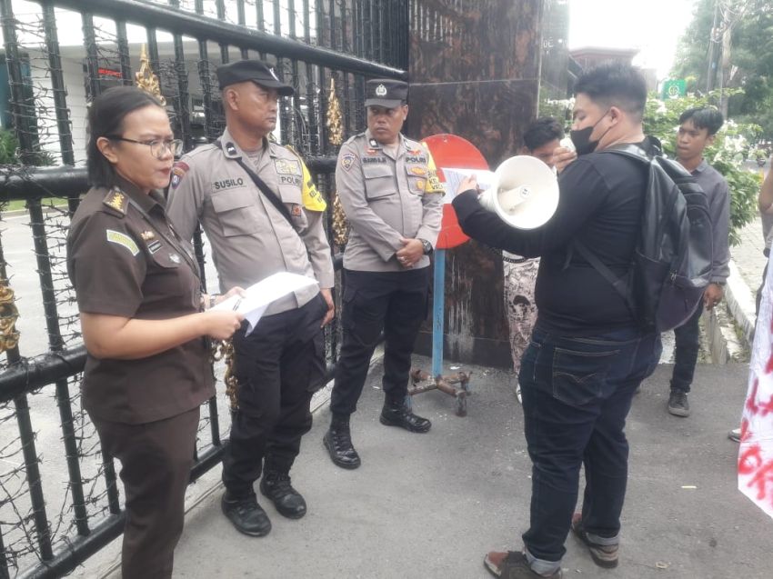 Dua Kelompok Demo di Kejatisu, Terkait APBDes Desa di Labura dan Kasus Smart Board di Langkat