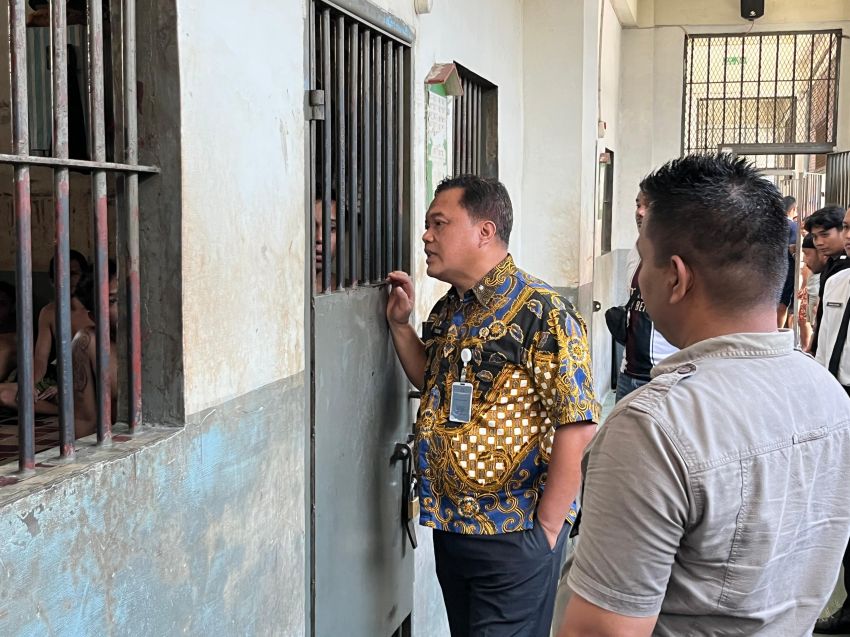 Kalapas Pancurbatu Dengarkan Aspirasi Warga Binaan saat Kontrol Blok Hunian