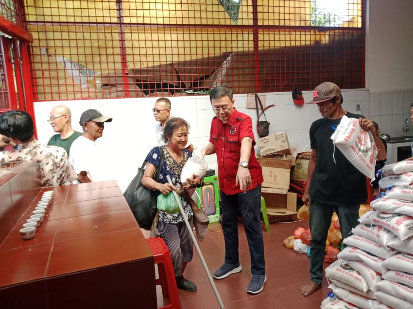 Ketua DPC PDIP Medan Salurkan Bantuan Sembako di Kelenteng Guan Shi Pho Guan Shui Tien