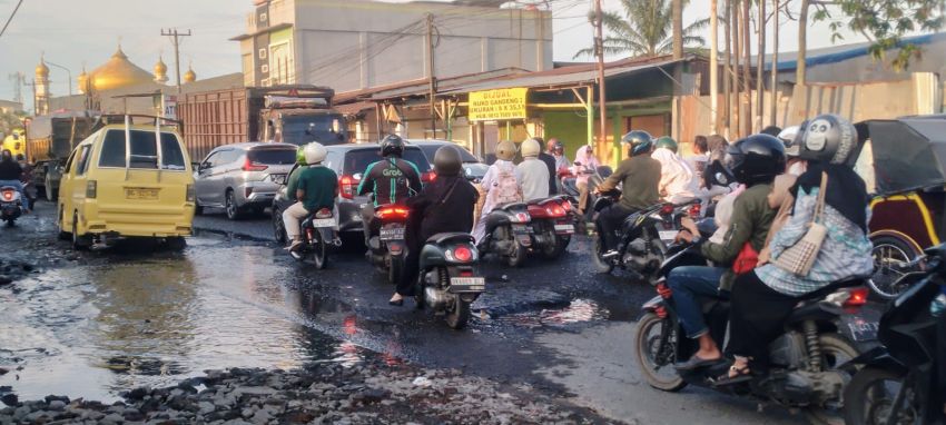 Kerap Terendam Limbah Cair, Jalan Veteran Labuhan Deli Rusak Parah