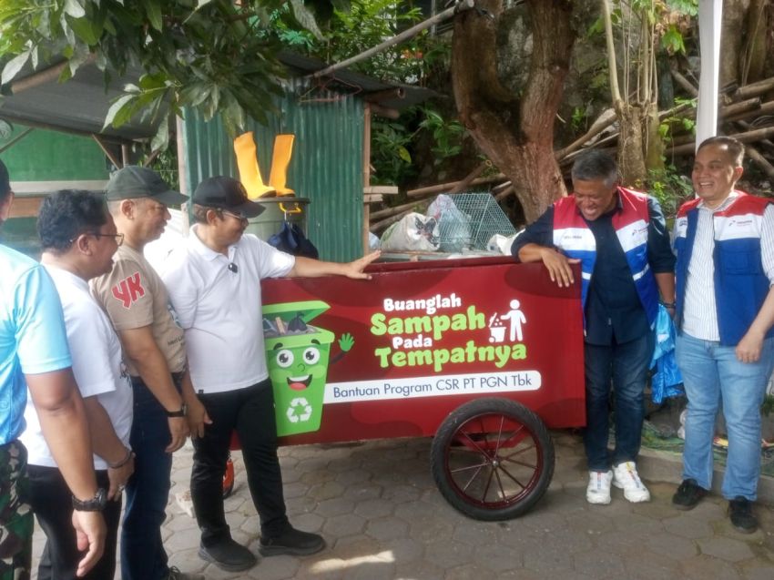 PGN Serahkan 50 Gerobak Sampah dan Insinerator untuk Kota Yogyakarta