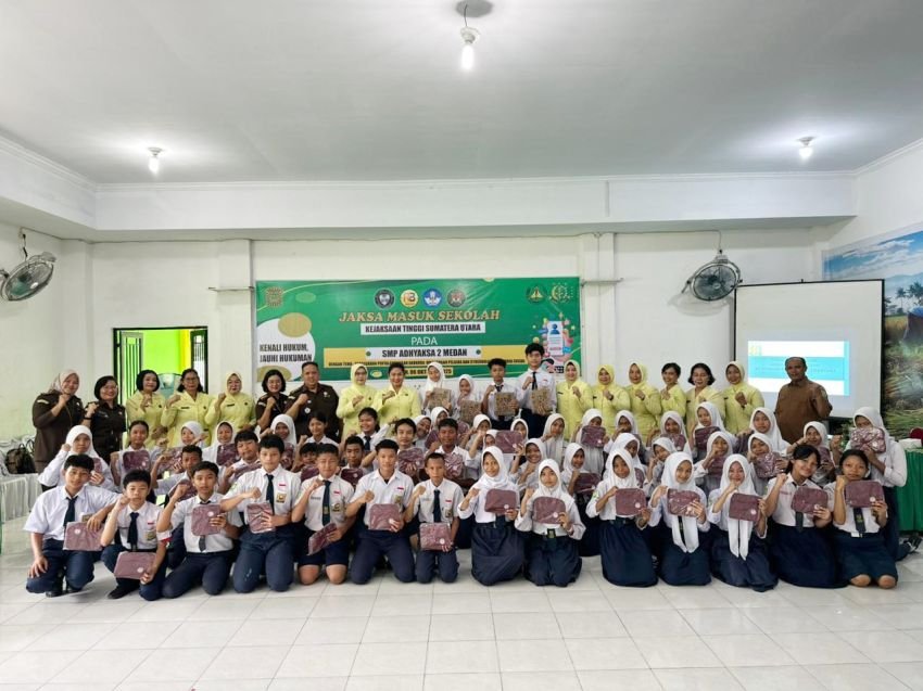Ketua IAD Sumut dan Tim Penkum Kejati Sumut Penyuluhan Hukum di SMP Adhyaksa Medan