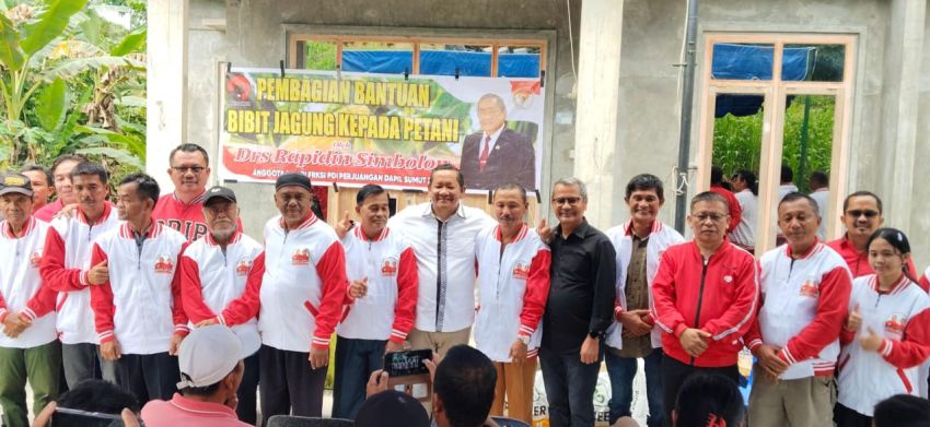 Anggota DPR RI dan Bupati Serahkan Bantuan Bibit Jagung ke Petani di Nias