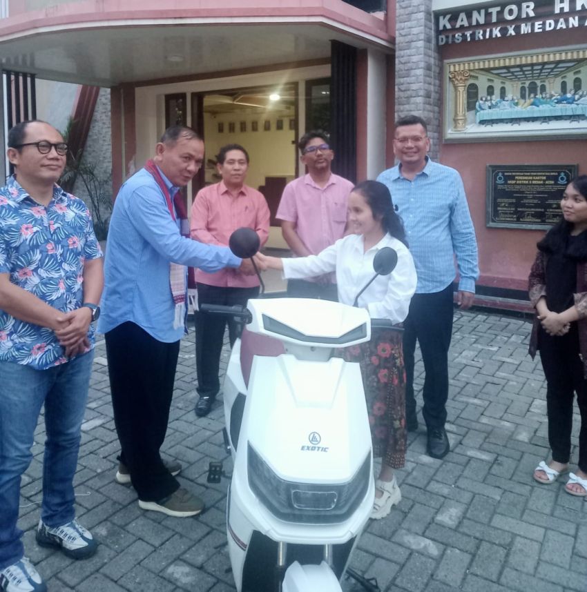 Praeses HKBP Distrik X Medan-Aceh Serahkan Hadiah Utama Lucky Draw kepada Calon Biblevrouw Sri Rahayu Sitorus