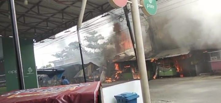 Sejumlah Warung di Simpang Mekatani Marindal Ludes Terbakar