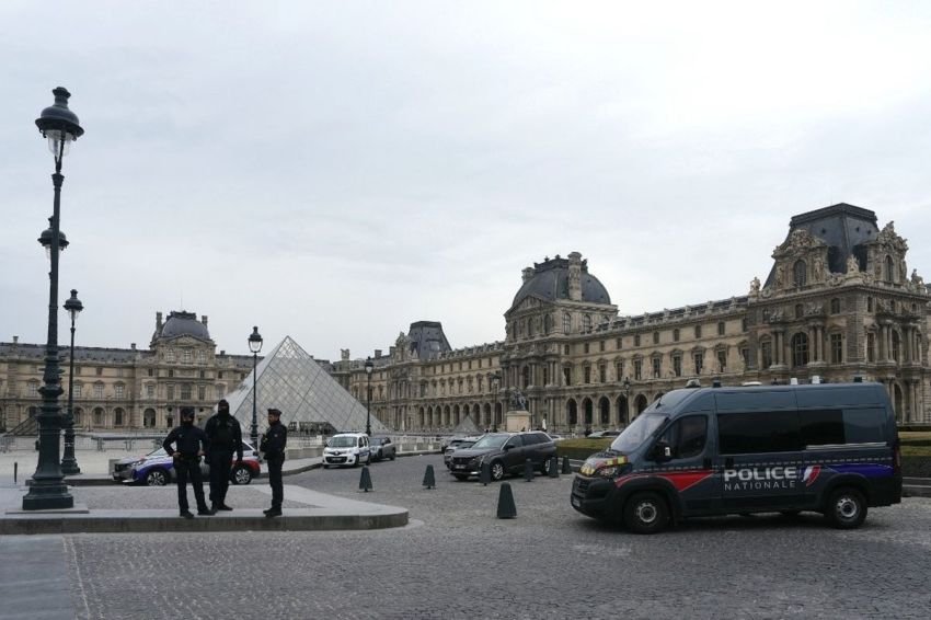 Tragedi di Jantung Paris, Museum Louvre Dibobol Pemerintah Prancis Kecolongan