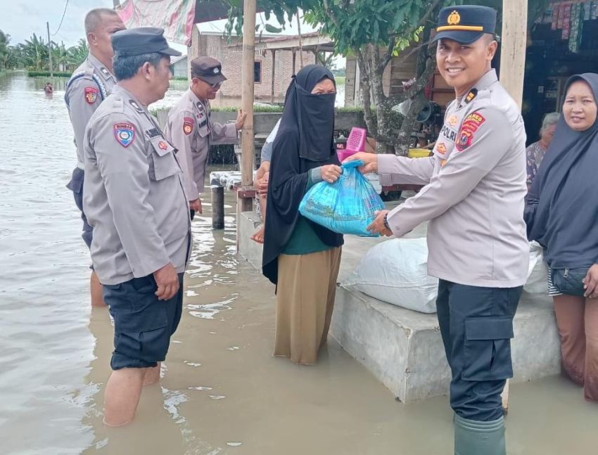 Polsek Tanjungberingin Salurkan Bantuan untuk Warga Terdampak Banjir di Sergai