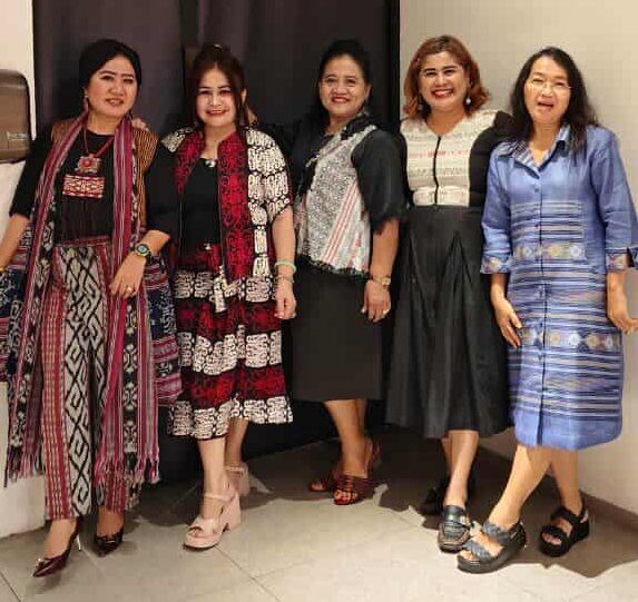 Hari Ulos, PWKI dan PBI Parade Kebaya dan Busana Berbahan Etnik