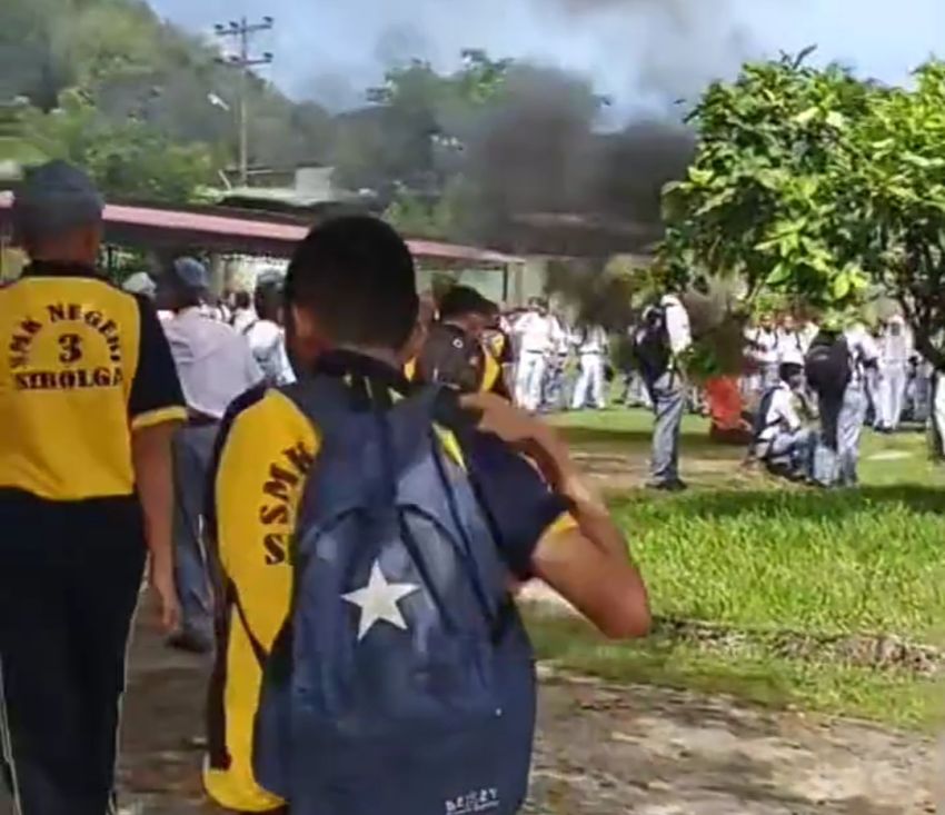 Ratusan Siswa SMKN 3 Sibolga Aksi Bakar Ban