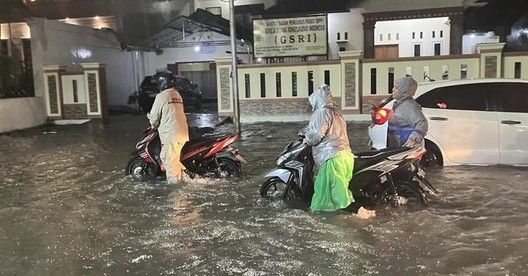Hujan Deras Guyur Medan, Sejumlah Ruas Jalan dan Rumah Warga Terendam Banjir