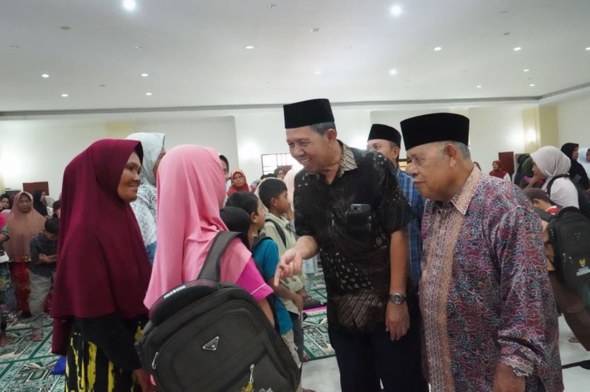 Wabup Paluta Serahkan Bantuan Baznas untuk 157 Anak Yatim