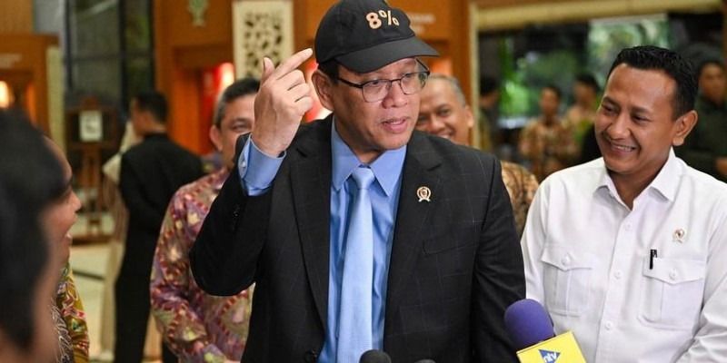 Purbaya Bawa Pesan Optimisme Lewat Topi Bertuliskan 8%