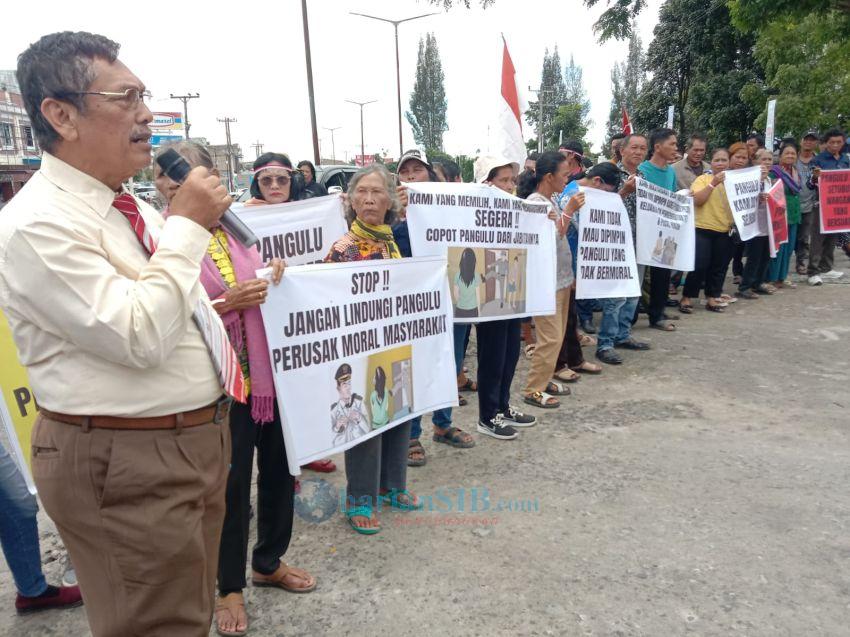 Demo di Kantor Bupati Simalungun Tuntut Pangulu Tanjung Saribu Dicopot