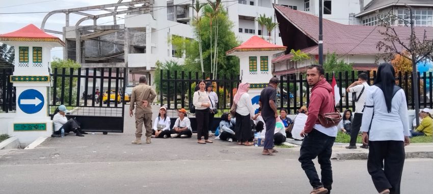 Ratusan Tenaga Kesehatan Sukarela Datangi Kantor Bupati Tapteng, Tuntut Kepastian Nasib