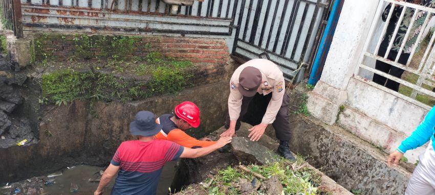 Cegah Banjir di Musim Hujan, Polsek Serbalawan Bersihkan Parit