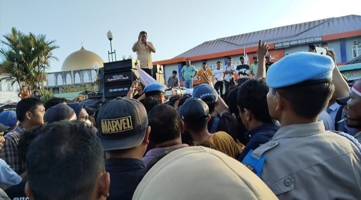 Ribuan Orang Desak Ketua DPRD Tapteng Temui Pengunjuk Rasa