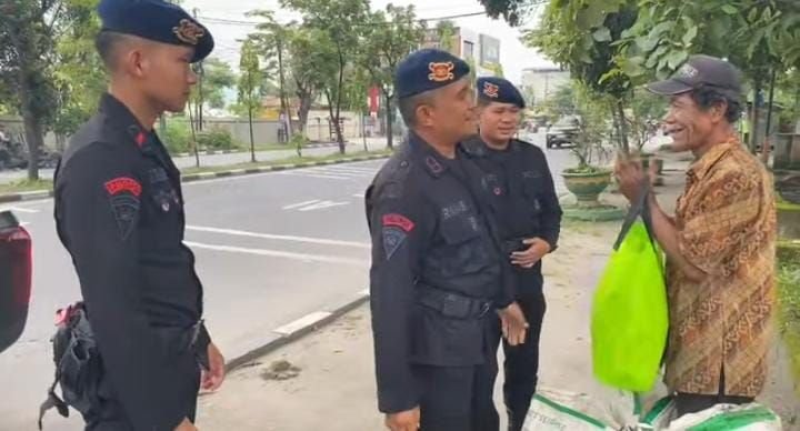Sat Brimob Polda Sumut Tebar Kasih di Hari Minggu
