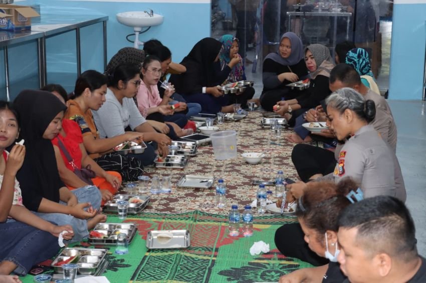 Kapolres Pematangsiantar Lakukan Pengecekan dan Makan Siang Bersama Karyawan SPPG