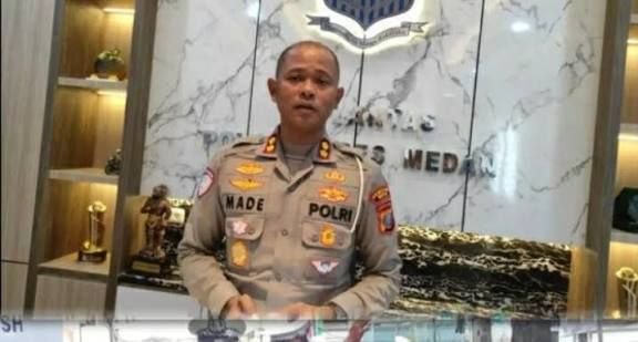 Angkot Ugal-ugalan Tabrak Yaris dan Tiang Lampu Merah di Medan, Pemotor Terluka