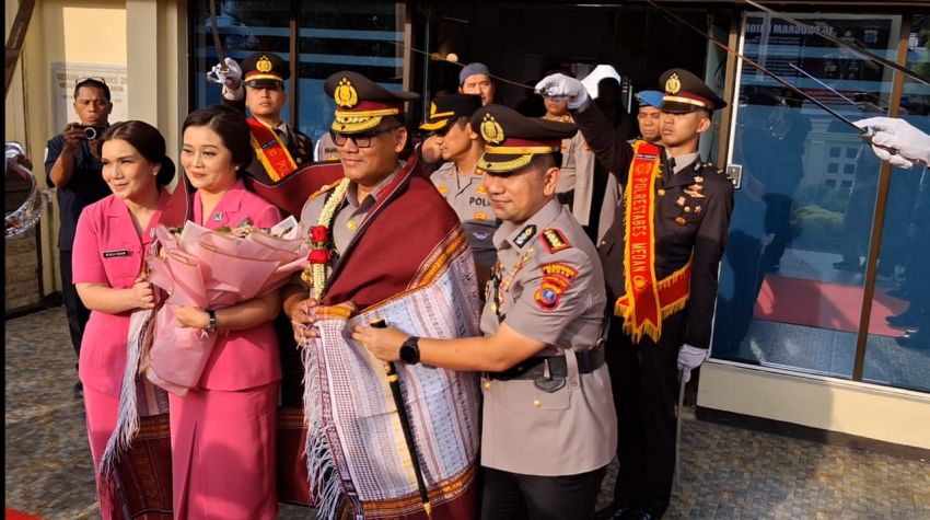 Pisah Sambut Brigjen Pol Gidion Diwarnai Pemberian Ulos dan Isak Tangis Seluruh Personel