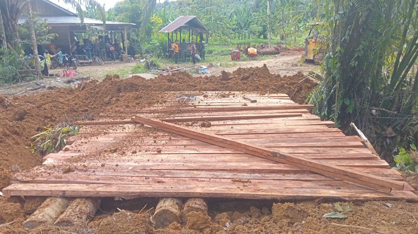 Satgas TMMD Kodim 0211/TT dan Warga Tapteng Gotong Royong Bangun Jalan Desa