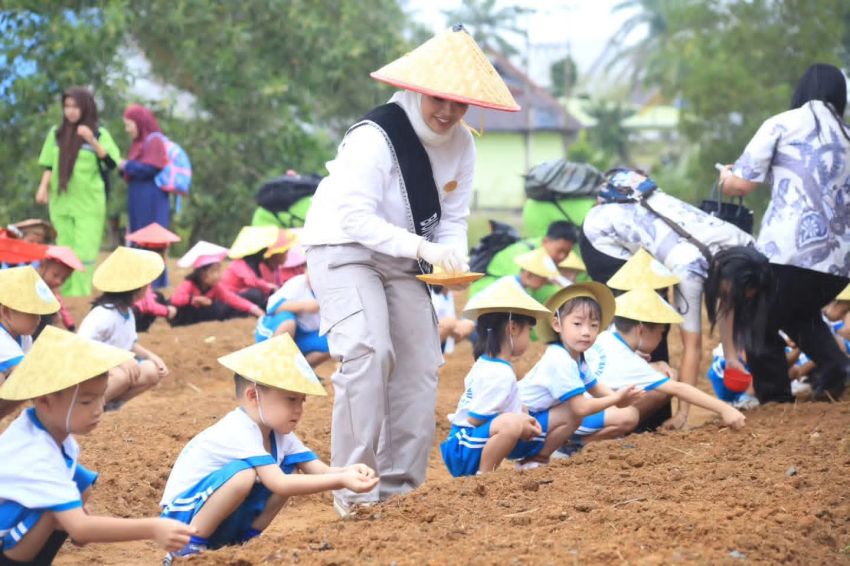 Bunda PAUD Labuhanbatu Edukasi Anak-anak Menanam Sayuran di Pekarangan