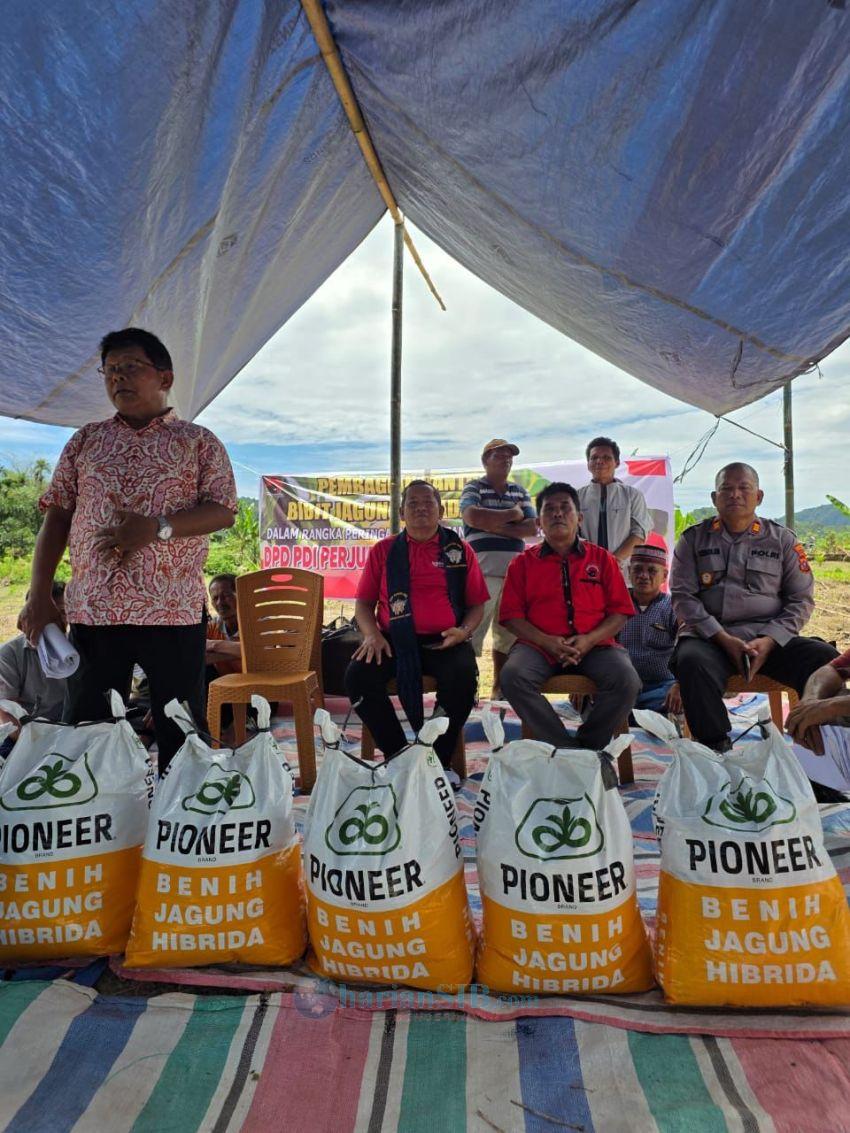PDI Perjuangan Sumut Bagikan 6 Ton Bibit Jagung Pioneer Untuk Petani di Humbahas dan Toba