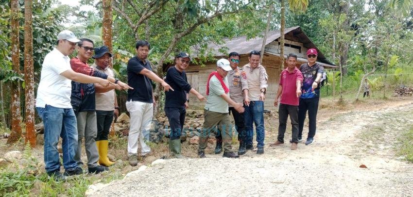 Berjalan Kaki ke Perbatasan, Bupati Nias Tinjau Pembangunan Jalan dan Jembatan di Hiliduho