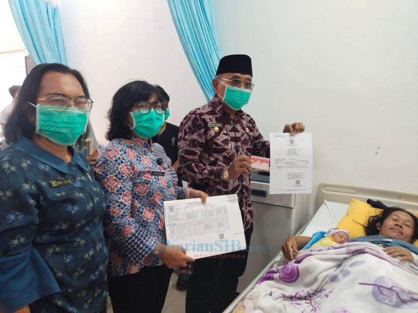 Bupati Simalungun Serahkan Dokumen Kependudukan Kepada Ibu yang Baru Melahirkan Anak Keempat