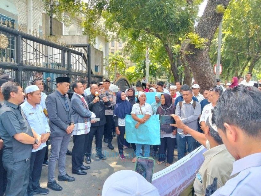 Aliansi Masyarakat Peduli Keadilan Unjuk Rasa ke DPRD SU Tuntut Tutup PT TPL Sekarang Juga!