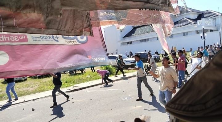 Unjuk Rasa di Tapteng Ricuh, Dua Kubu Saling Lempar